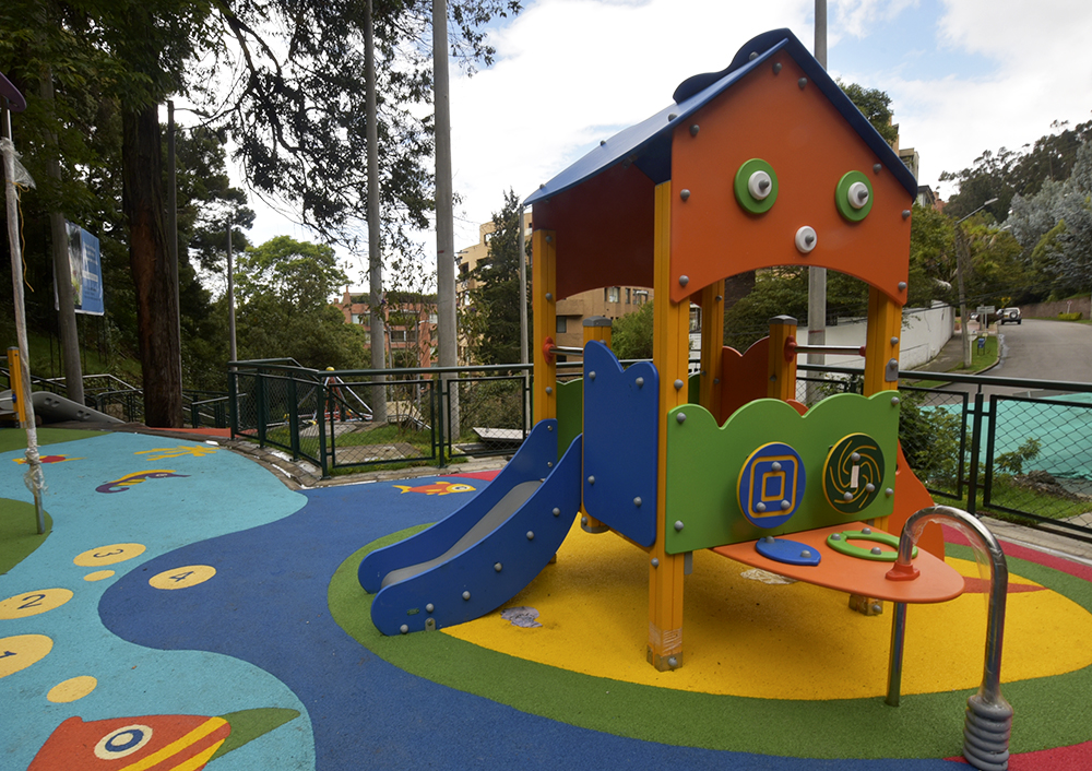 Parque-infantil-Bosque-El-Retiro-Bogota-Berliner-Galopin-juegos-Casita-torcida