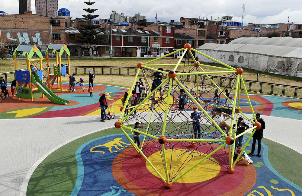 Parque-infantil-Santiago-Atalayas-Bogota-Colombia-Juego-SPACEBALL-berliner
