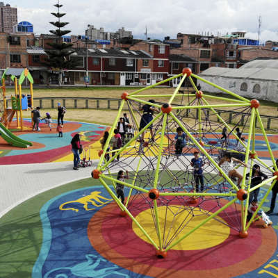 Parque-infantil-Santiago-Atalayas-Bogota-Colombia-Juego-SPACEBALL-berliner