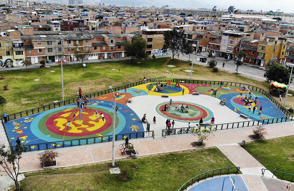 Parque-infantil-Santiago-Atalayas-Bogota-Colombia-piso-de-caucho-EPDM