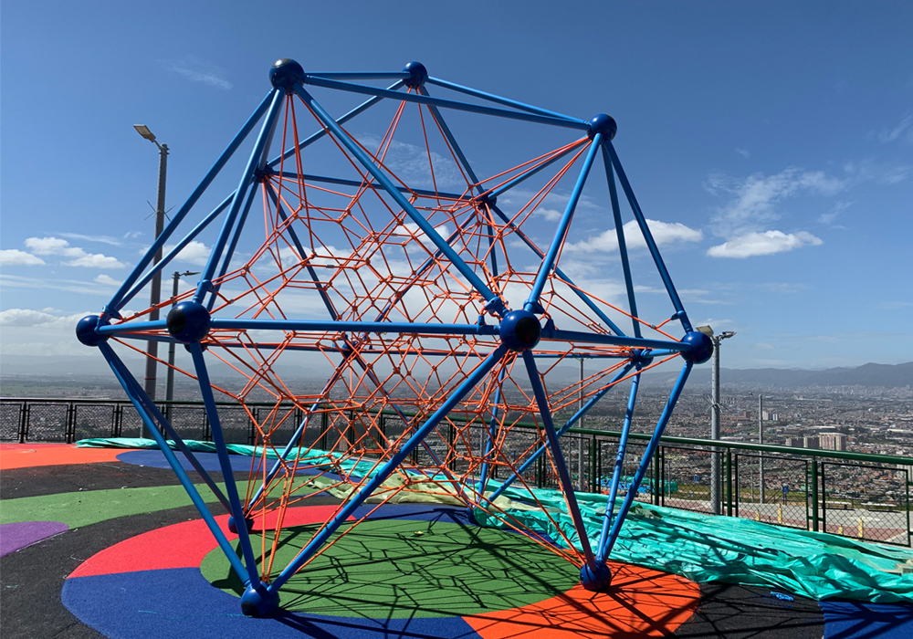 parque-infantil-altos-estancia-bogota-spaceball-red-escalar