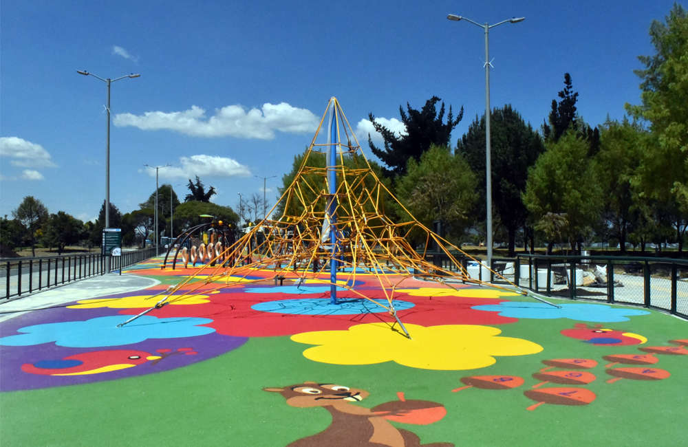 parque-infantil-humedal-juan-amarillo-bogota-piso-caucho-EPDM-juegos-red-hexagonal